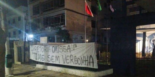 Torcida do Remo protesta na Sede Social e cobra saída de Léo Condé