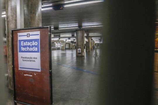 SP: greve na CPTM paralisa parcialmente três linhas de trens