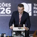 TRE-RJ abre urna para o público e defende segurança do voto eletrônico