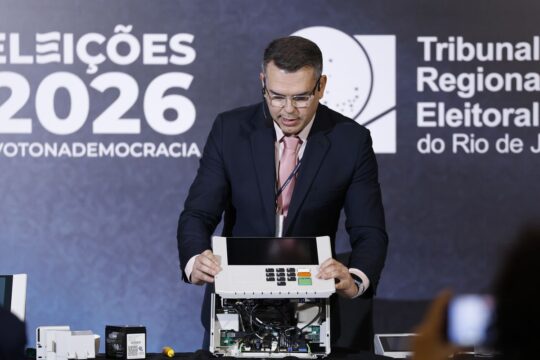 TRE-RJ abre urna para o público e defende segurança do voto eletrônico
