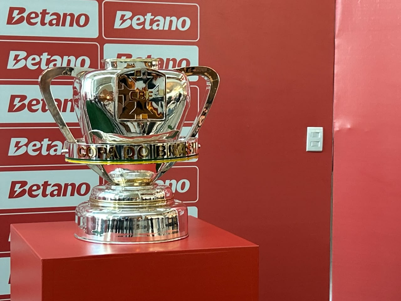 Taça da Copa do Brasil chega a Belém e fica em exposição gratuita até terça-feira (4)