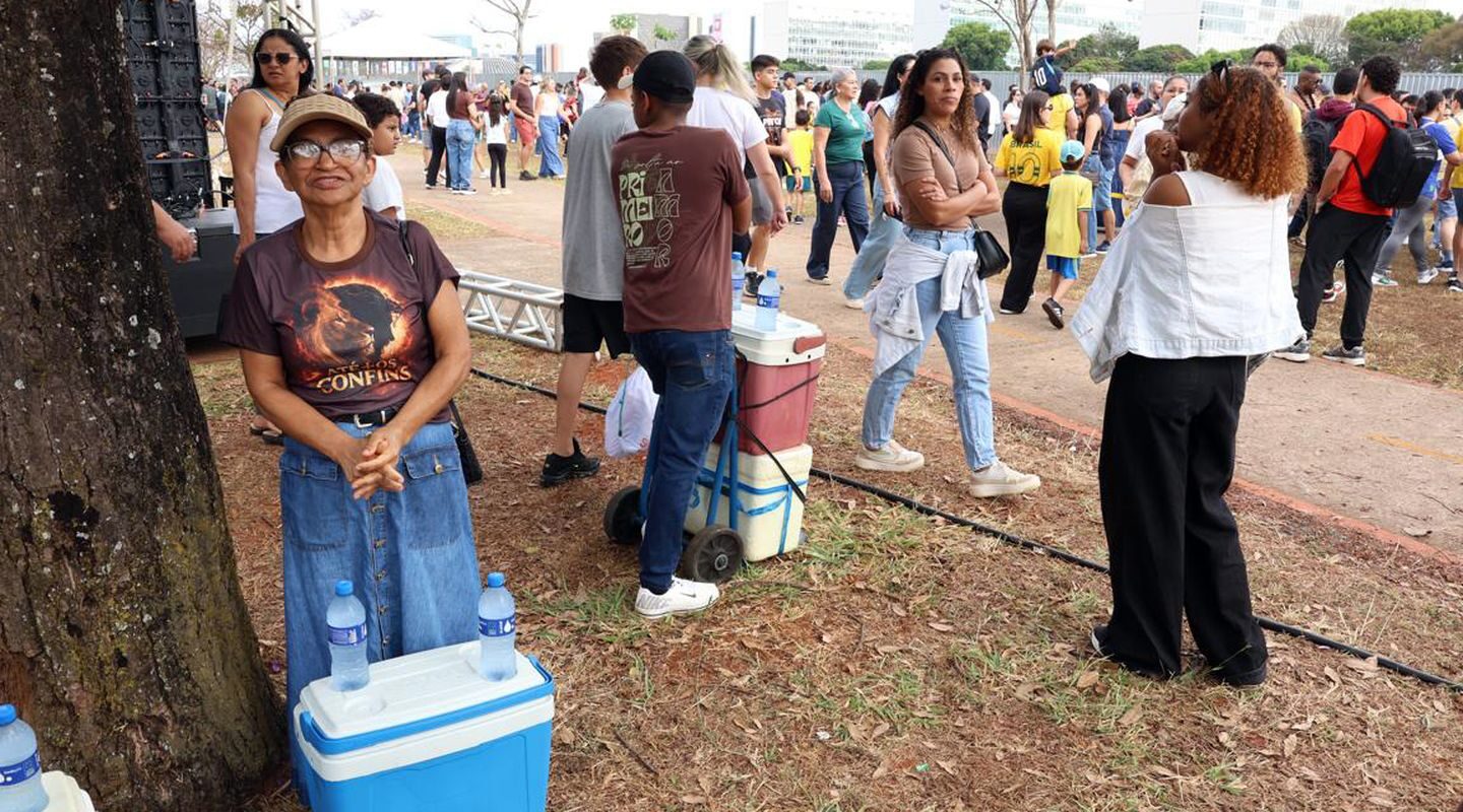 Ambulantes “desfilam” no 7 de Setembro em busca de sustento