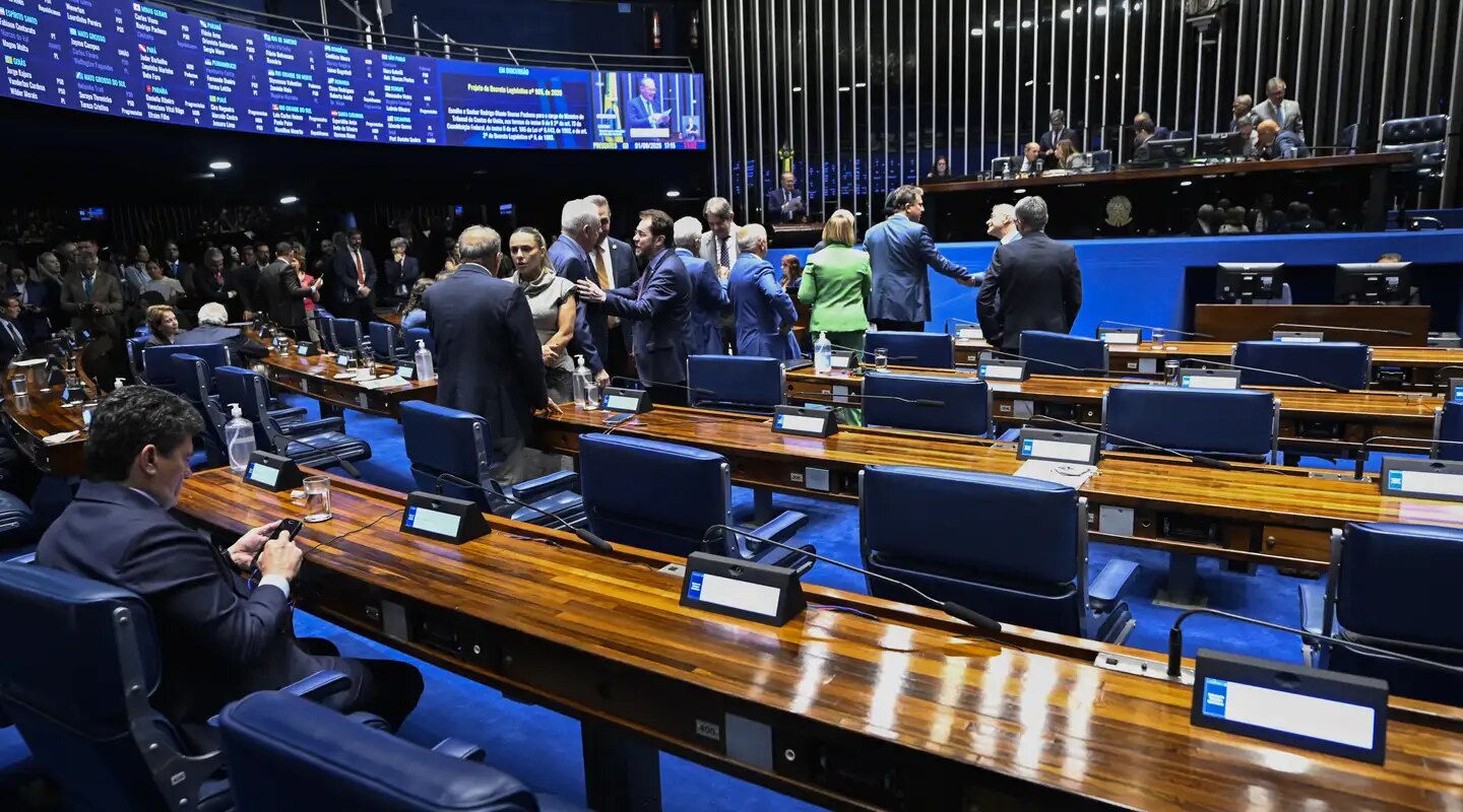 Aziz articula rito especial para levar PEC da escala 6×1 ao plenário