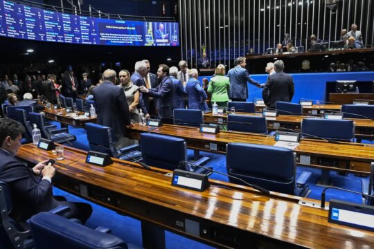 Aziz articula rito especial para levar PEC da escala 6x1 ao plenário
