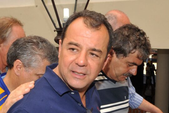 Cabral é condenado por esquema de regalias durante prisão no Rio