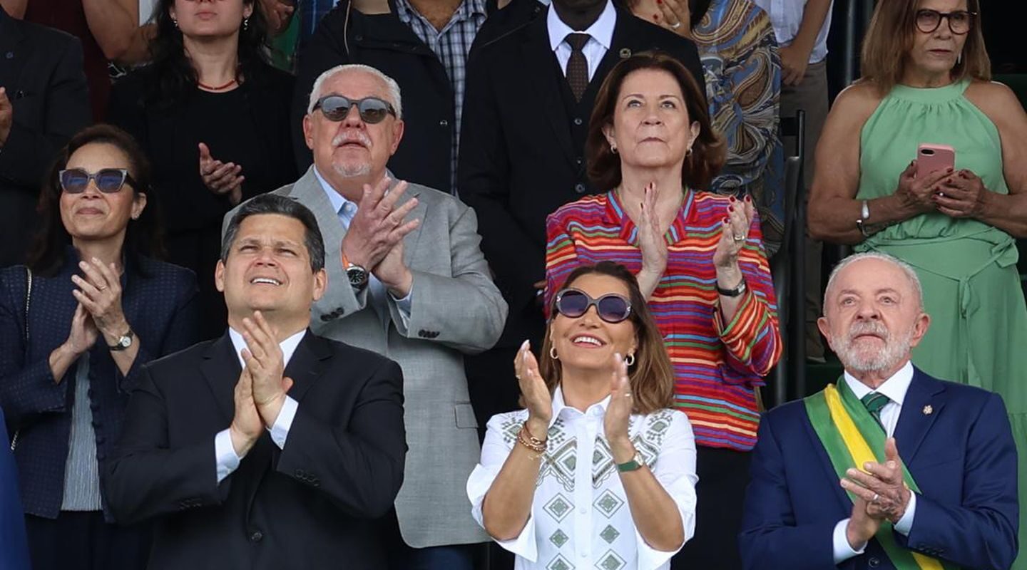 Começa o desfile cívico-militar do Dia da Independência em Brasília