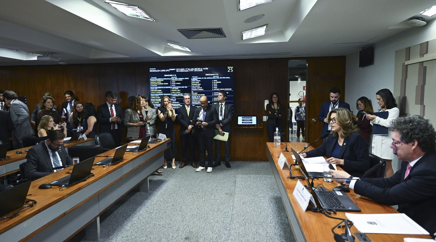 Comissão aprova MP da taxa das blusinhas: texto segue a plenários