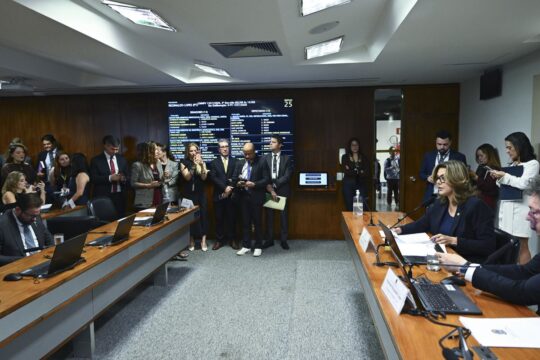 Comissão aprova MP da taxa das blusinhas: texto segue a plenários