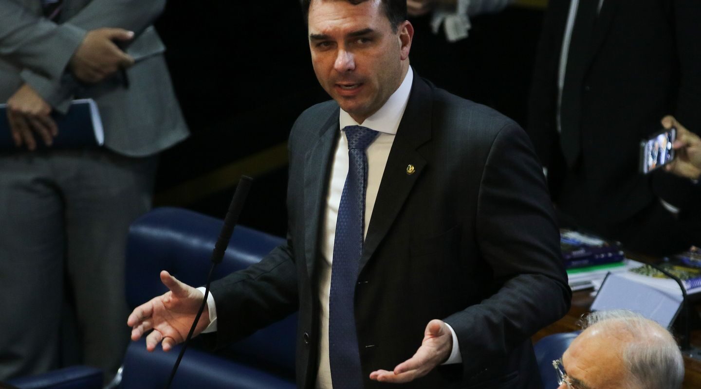 Defesa de Flávio Bolsonaro tentou levar caso Dark Horse a Mendonça
