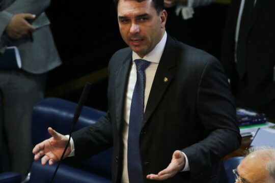 Defesa de Flávio Bolsonaro tentou levar caso Dark Horse a Mendonça
