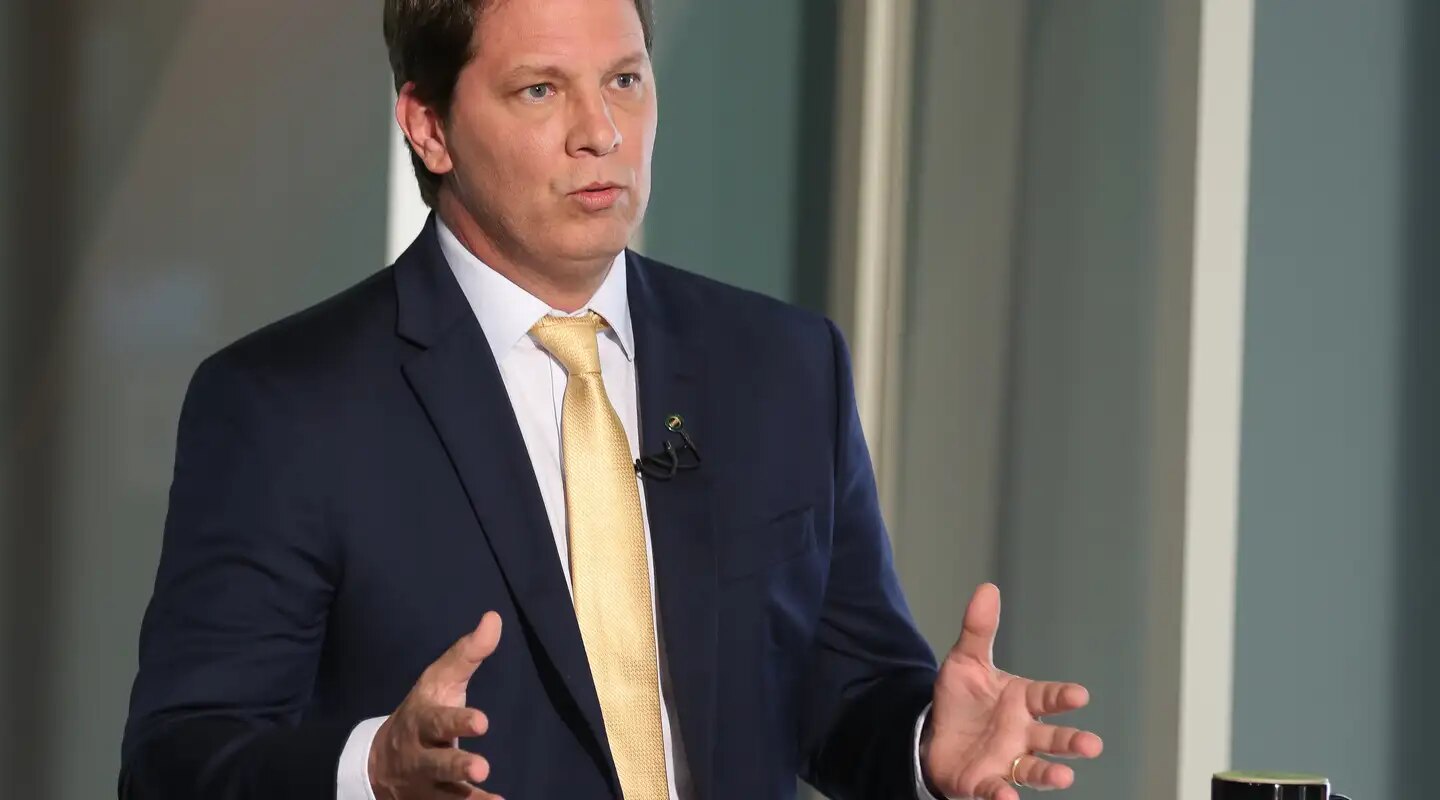 Dino cita risco de evasão e proíbe deputado Mario Frias de deixar país
