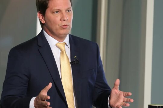 Dino cita risco de evasão e proíbe deputado Mario Frias de deixar país