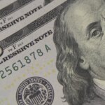 Dólar cai a R$ 5,08 e atinge menor valor em um mês