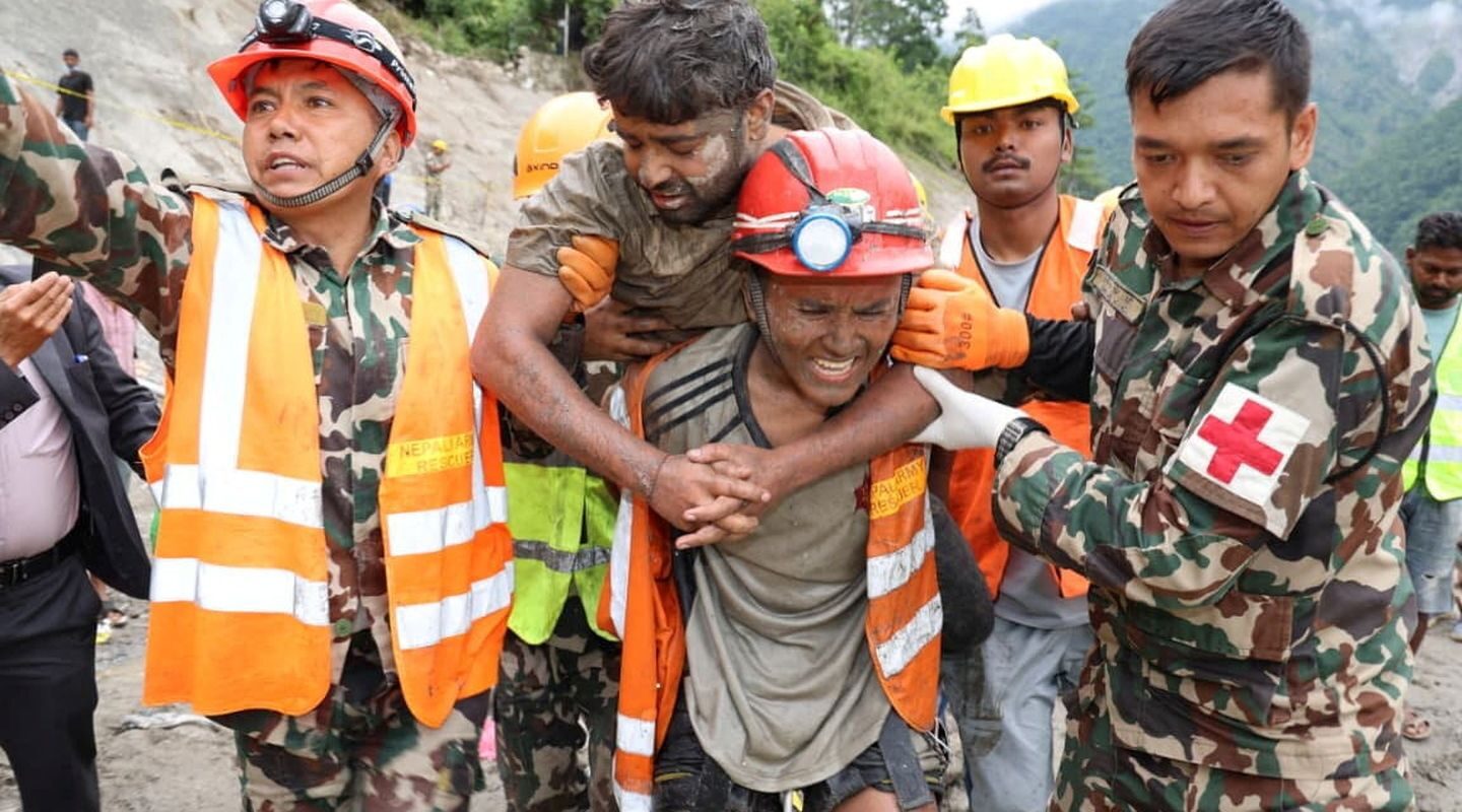 Equipes de resgate do Nepal buscam 900 trabalhadores de hidrelétricas