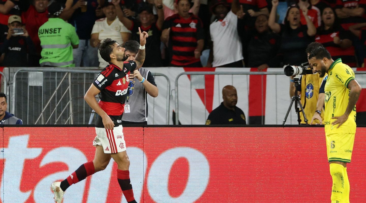 Flamengo vence e fica a um ponto do Palmeiras, líder do Brasileirão