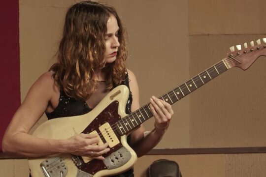 Gabi Terra é destaque do reality Duelo de Guitarras na TV Brasil
