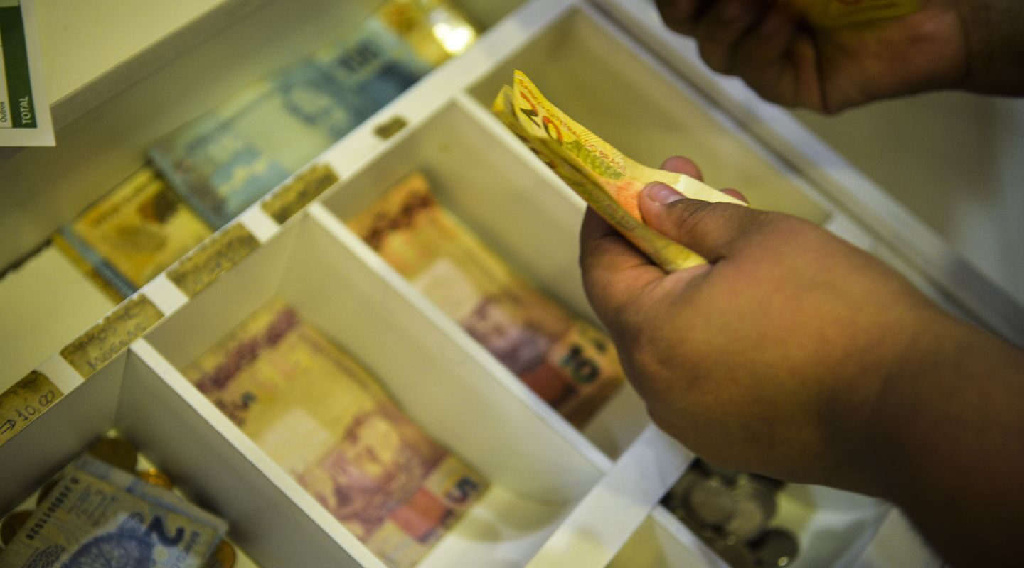 INPC tem variação negativa em agosto e soma 3,98% em 12 meses