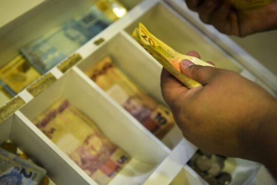 INPC tem variação negativa em agosto e soma 3,98% em 12 meses