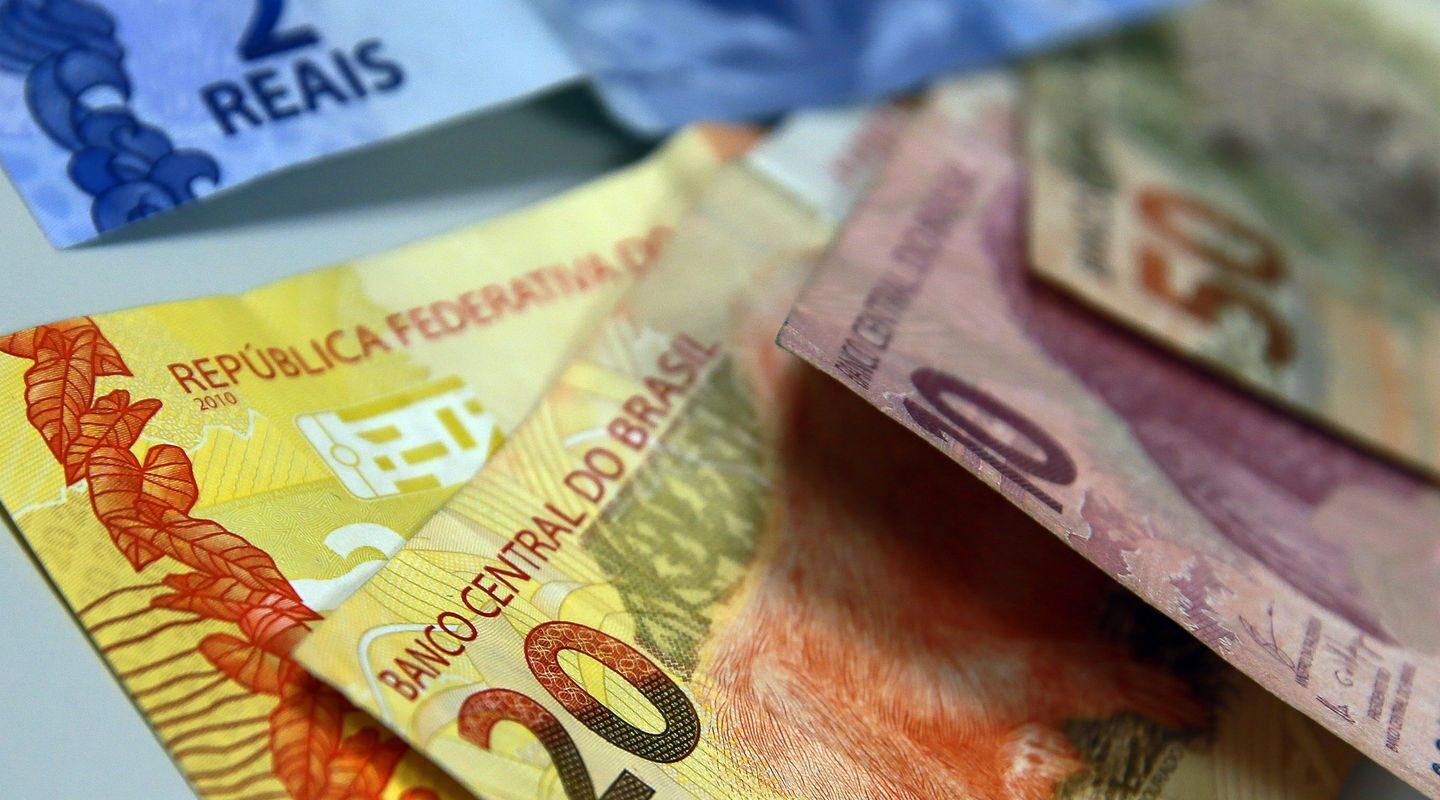 Juros para famílias sobem em agosto e inadimplência chega a 6%