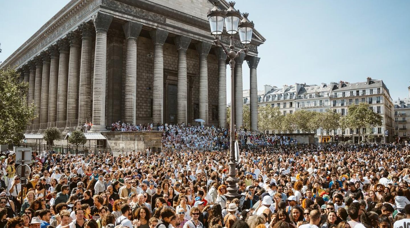Lavagem de Madeleine exalta cultura afro-brasileira em Paris