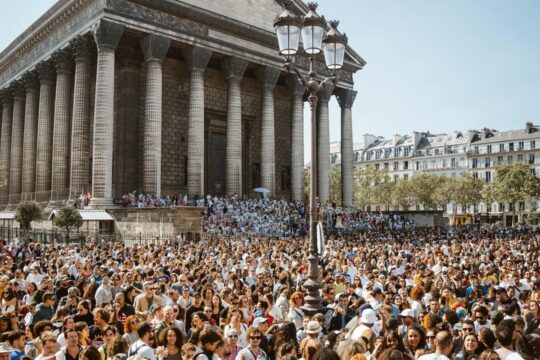 Lavagem de Madeleine exalta cultura afro-brasileira em Paris