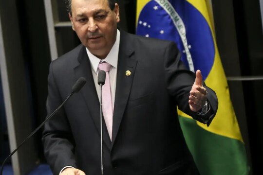 Relator da CCJ rejeita emendas da oposição que buscavam manter 6x1