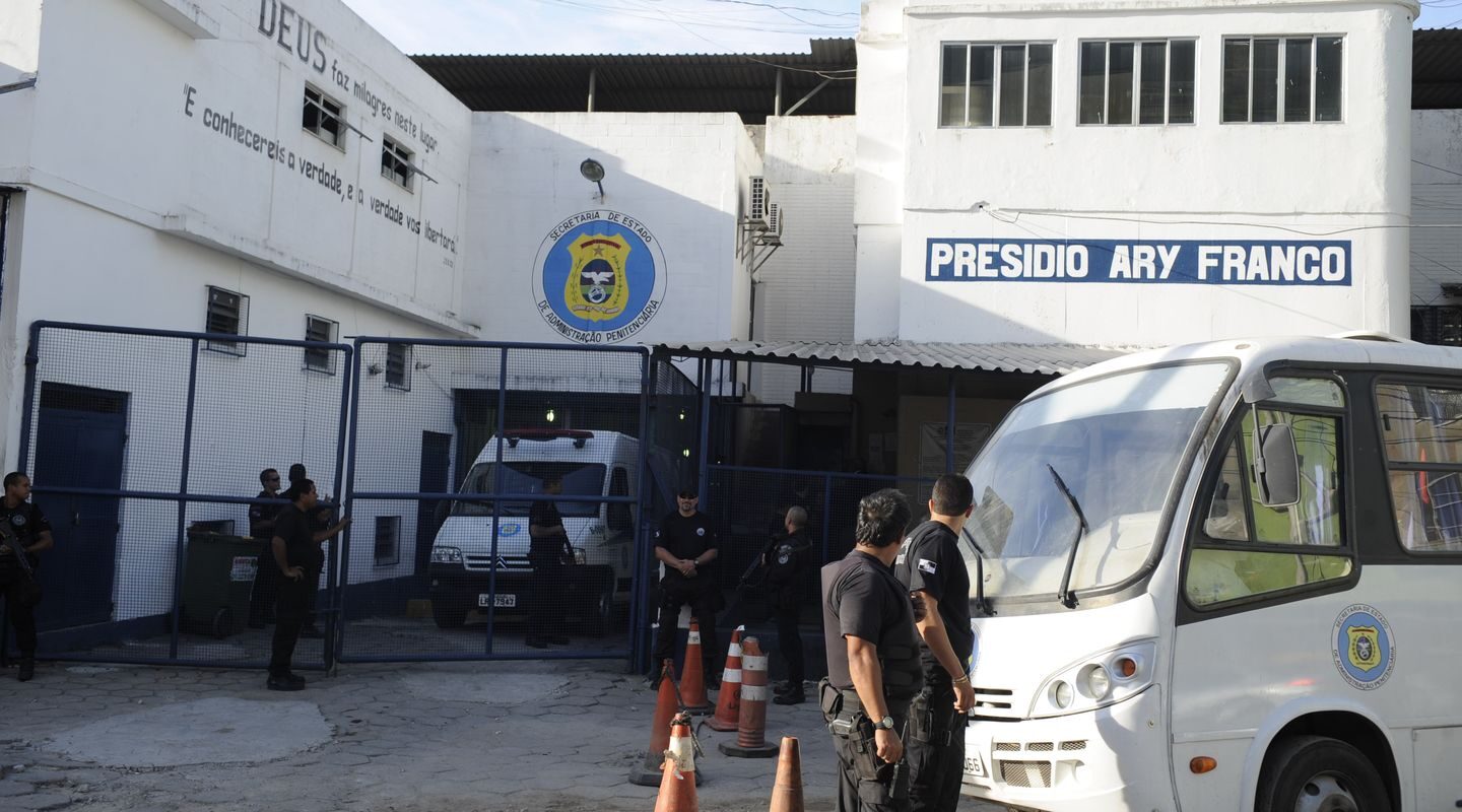 Sistema carcerário transfere bilhões em custos para famílias de presos