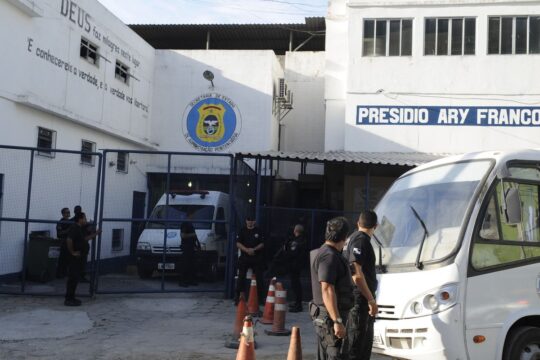 Sistema carcerário transfere bilhões em custos para famílias de presos
