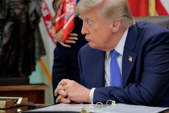 Trump promete US$ 5 mil a cada americano se vencer eleições