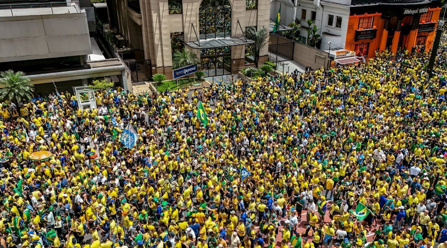 Campanha de Flávio Bolsonaro realiza manifestação na Paulista
