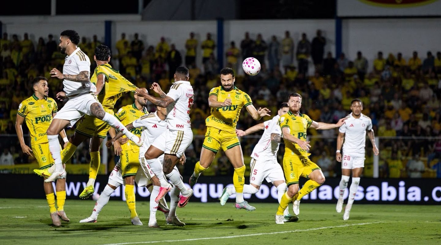 Com um a mais, Mirassol vence e complica Internacional no Brasileirão