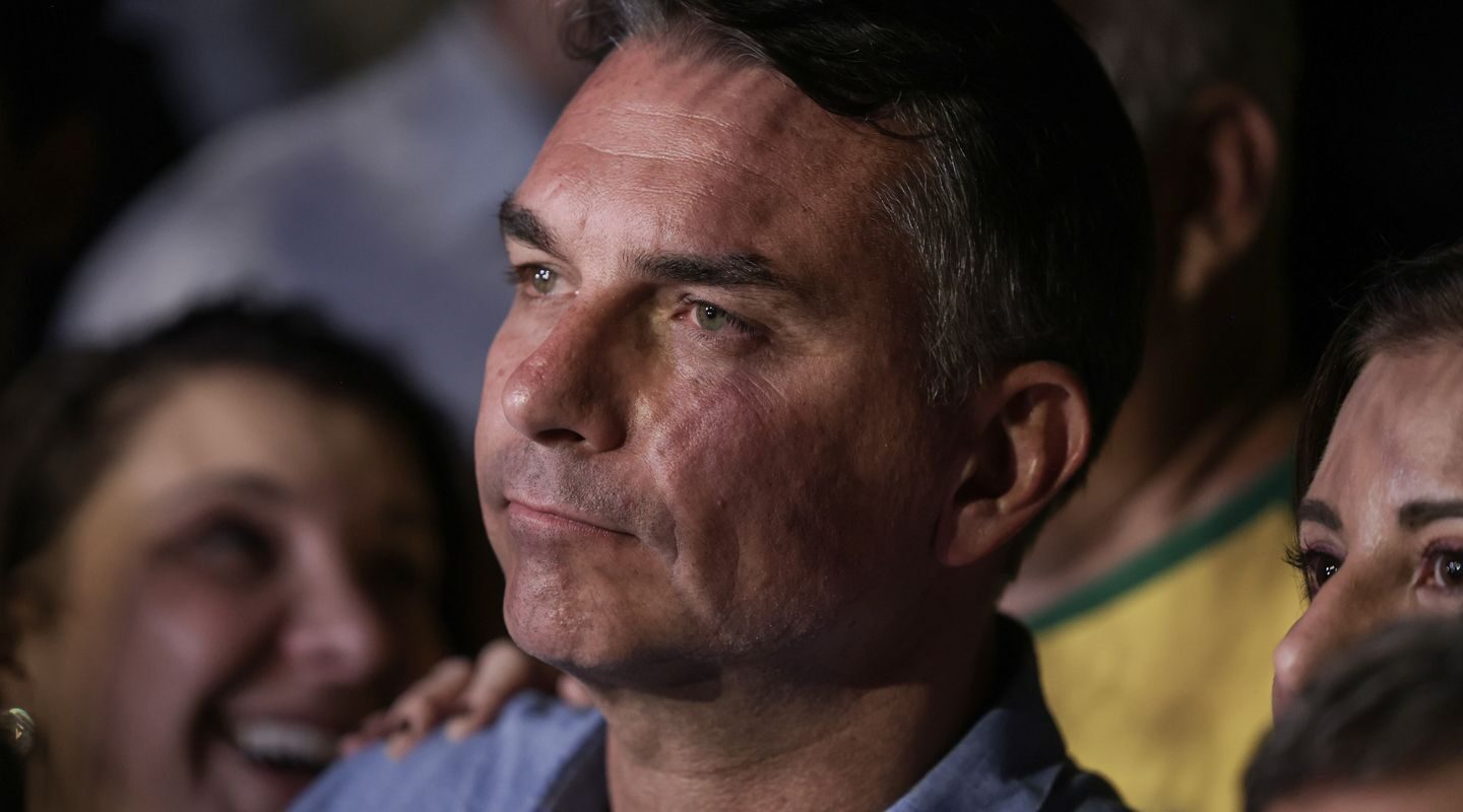 Em sabatina, Flávio não explica propostas e faz acusações sem provas