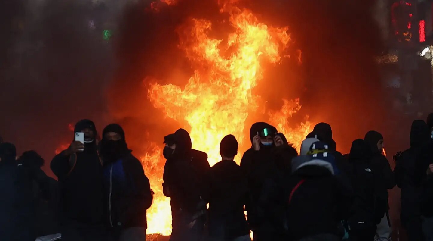 Tensões voltam a crescer; França contabiliza custos de protestos