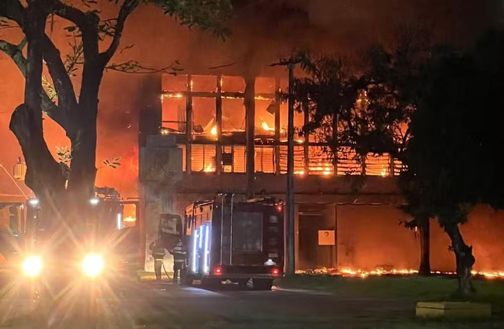 Terceiro incêndio em uma semana na UFPE causa prejuízo estimado em R$ 100 milhões